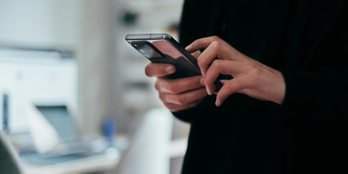 Smartfon w dłoni – kampanie SMS i e-mail